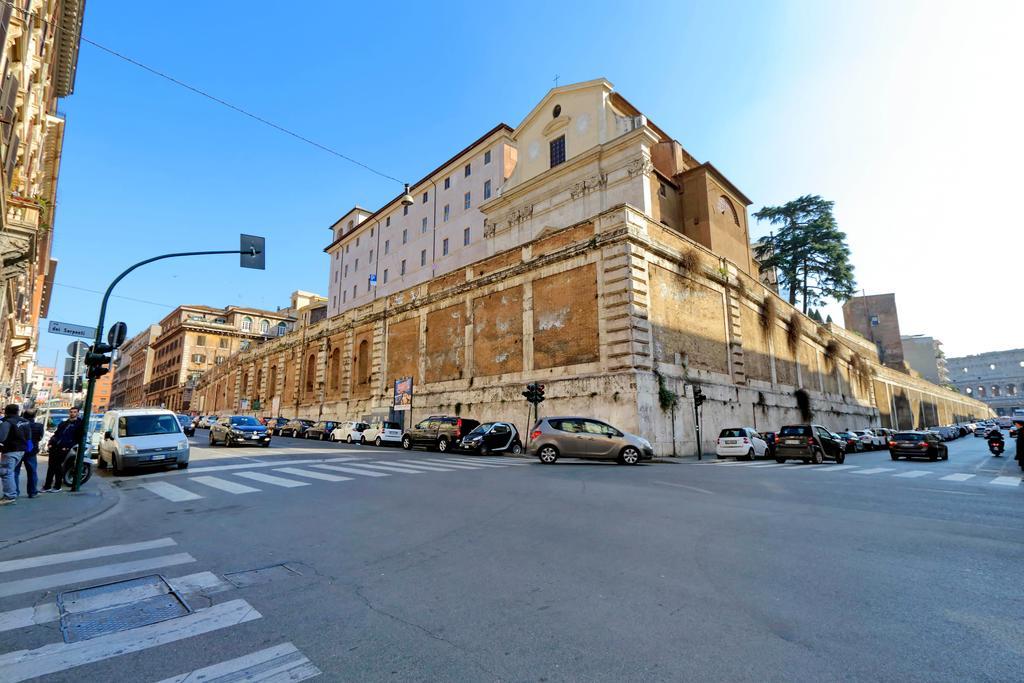 Cozy Apartment Fabia 300 Mt From Colosseum Exteriör bild